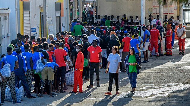Italsk Lampedusa el narstajcmu potu pchozch migrant. (19. srpna 2023)