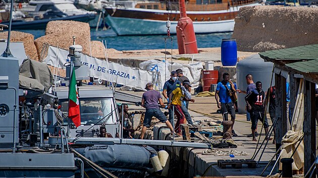 Italsk Lampedusa el narstajcmu potu pchozch migrant. (19. srpna 2023)