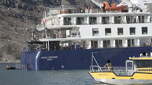 Na mlin u Grnska uvzla vletn lo Ocean Explorer s 206 lidmi na palub. Pokus se ji vyprostit rybi. (13. z 2023)
