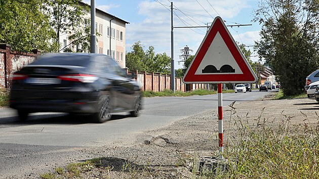 Ponien povrch Lobezsk ulice v Plzni. Silnii oznaili sek vstranou znakou a sprejem msta, kde se rozpad asfalt. (15. z 2023)