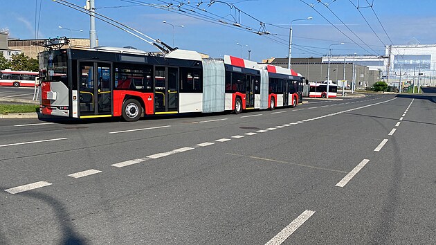 Plzesk koda Group pedstavila prvn z dvaceti tlnkovch trolejbus, kter si objednala Praha. (15. z 2023)