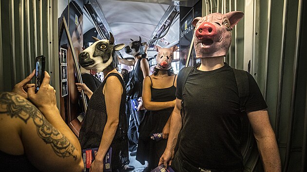 Aktivist� z hnut� Obraz - obr�nci zv��at protestovali proti v�vozu �iv�ch zv��at z EU. (18. z��� 2023)