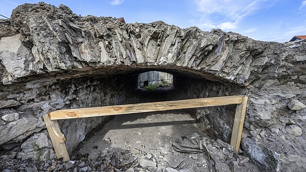 Rozebrn kamennho mostu pes Pilsk potok v Dobi (19. z 2023)