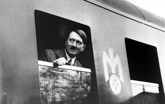 Adolf Hitler vyhl z okna svho vlaku.