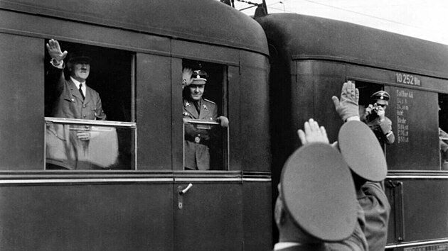 Nacističtí pohlaváři zdraví Adolfa Hitlera během jízdy jeho zvláštního vlaku.