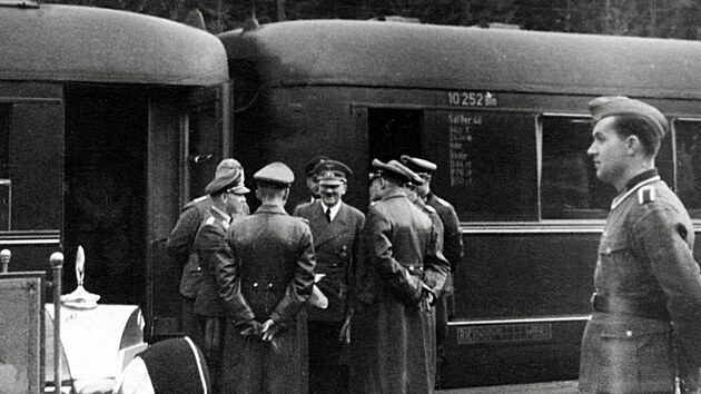 Svoje 52. narozeniny slavil Hitler přímo u svého zvláštního vlaku poblíž rakouského Mönichkirchenu.