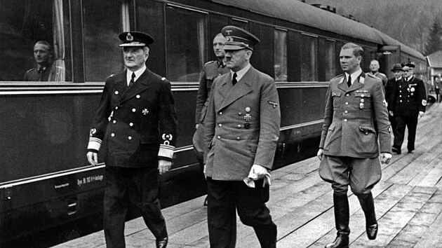 Adolf Hitler v doprovodu admirála Miklóse Horthyho u vůdcova vlaku, 1941