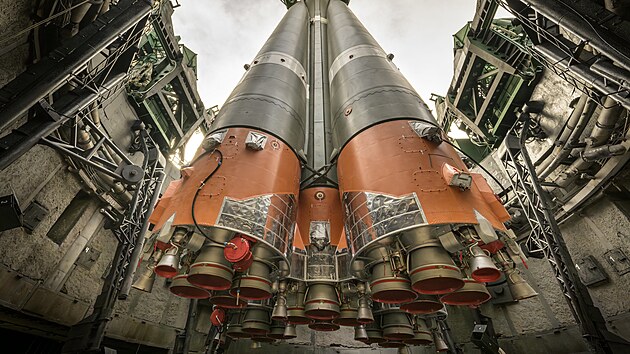 Pohled na motory rakety Sojuz 2.1 pi pípravách na start s pilotovanou lodí...