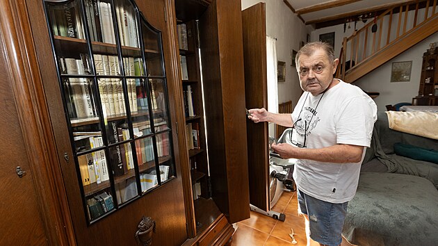 Knihovna v ob�v�ku m� i speci�ln� skl�dac� dve�e.