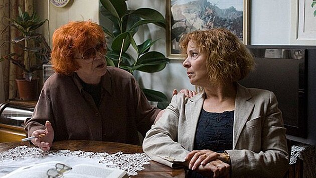 Jaroslava Adamov� a Kamila Mag�lov� ve filmu Zasa�eni bleskem (2009)