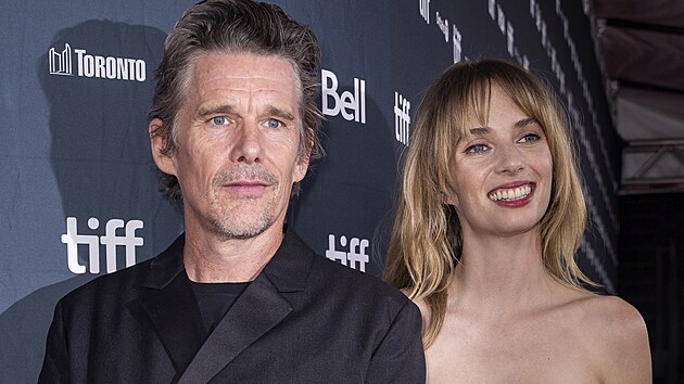 Ethan Hawke a jeho dcera Maya Hawke (Toronto, 11. z��� 2023)