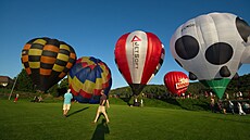 Slavnostní start prvního závodu ultralehkých balon� v Letech
