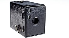 Kodak Brownie zpoátku pipomínal krabiku na aj potaenou kí s malým...