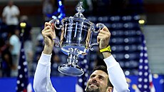 Srbský tenista Novak Djokovi s trofejí pro vítze US Open.