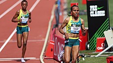 Etiopanka Gudaf Tsegayová uniká Keance Beatrice Chebetové v bhu na 5000 metr...