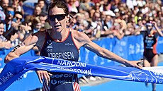 Amerianka Gwen Jorgensenová vítzí v závodu en SP v triatlonu v Karlových...