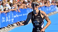 Nejlepí eská závodnice Petra Kuíková dobíhá trnáctá bhem SP v triatlonu v...