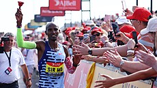 Legendární britský běžec Mo Farah se loučí s diváky během půlmaratonu v...