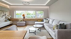 Minimalistický design osvětlení v obývacím pokoji nechá vyniknout zařízení...