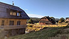 Vlevo je apartmánový d�m Maxmilián a vpravo d�m, který se má zbourat. Místo n�j...