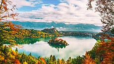 Slovinské jezero Bled na podzim rozhodn� není bledé, i kdy� se nad ránem halí...