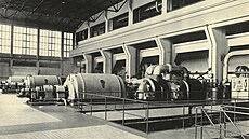 Hala strojovny v Komoanech se temi turbínami (60.-70. léta 20. století)