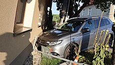 Mu se svým vozem naboural do rodinného domu v Brumov-Bylnici, pak se snail...