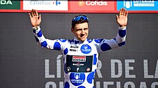 Belgický cyklista Remco Evenepoel (Quick-Step) zdraví po 15. etap diváky v...