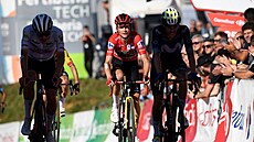 Prbný lídr Vuelty Sepp Kuss (v erveném dresu) dojídí do cíle 18. etapy....