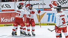 Hokejisté Olomouce oslavují vstřelenou branku.