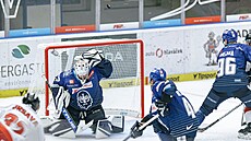 Kladenský branká� Adam Brízgala vyt�s�uje ránu olomouckého úto�níka Jakuba...
