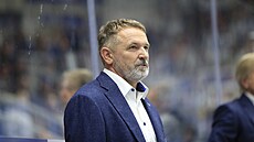 Hlavní trenér Komety Brno Patrik Martinec na stídace