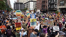 Desítky tisíc lidí v neděli demonstrovaly v New Yorku proti používání fosilních...