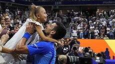 Srb Novak Djokovič slaví titul z US Open se svou dcerou Tarou.
