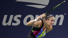 Tereza Valentová hraje bekhend ve finále dvouhry juniorek na US Open.