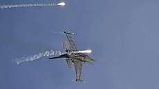 DNY NATO 2023: Špičková pilotáž letounu F-16 polského letectva. Stroj platil...