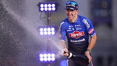 Kaden Groves slaví sprchou ze ampaského vítzství ve 21. etap Vuelty