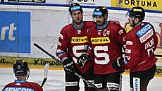 Sparťanští hokejisté (zleva) Vladimír Sobotka, autor branky Michal Řepík a...