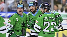 Boleslav�tí hokejisté slaví gól v Liberci, uprost�ed finský úto�ník Juhamatti...