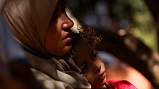 Matka v marockém Tinmelu utuje svého syna po niivém zemtesení, které zemi...