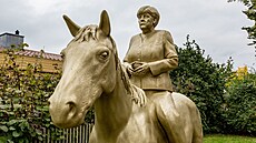 Jezdecká socha někdejší kancléřky Angely Merkelové v německém Etsdorfu (8....