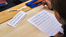 ákyn procviuje psaní rukou na základní kole Djurgardsskolan ve Stockholmu....