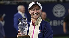 Barbora Krejčíková pózuje s trofejí pro vítěze turnaje v San Diegu.