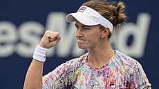 Barbora Krej�íková se raduje po vít�zství v semifinále v San Diegu.