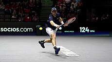 Brit Andy Murray se natahuje po balonku v zápase Davis Cupu proti výcarsku.