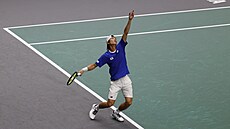 Korejec Hong Song-chan podává bhem zápasu s Tomáem Macháem na Davis Cupu.