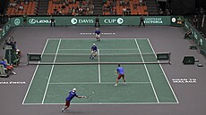 Jakub Meník a Adam Pavlásek (dole) hrají tyhru na Davis Cupu proti korejské...