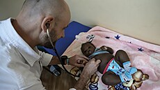Hematolog Zdenk Ráil léí na ugandském venkov dti se srpkovitou anémií, co...