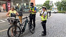 Strážníci v Náchodě dohlížejí, aby cyklisté a jezdci na koloběžkách nejezdili...