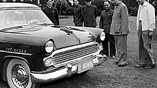 Fotografie z roku 1958, kdy zástupci státní automobilky FAW Mao Ce-tungovi...